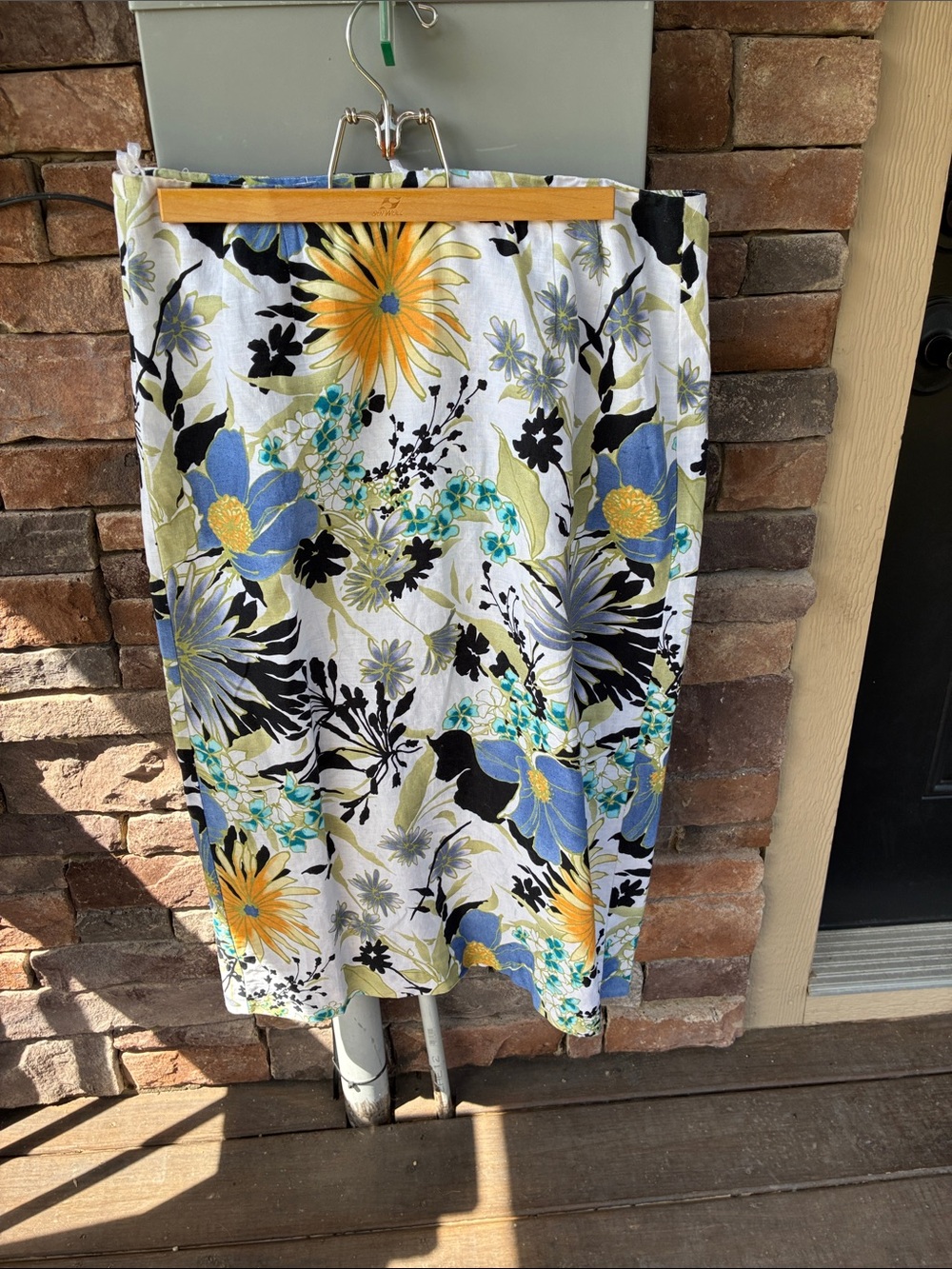Talbots linen blue and yellow linen skirt size 12. Waist 36 Length 33